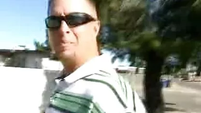 Mẹ phim xem bo chong nang dau ở trong xe cho tiền