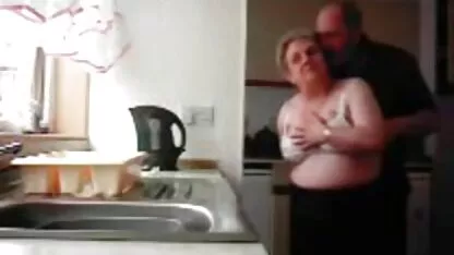 Giống như một phụ nữ trẻ làm phimsetchachong bài tập và làm tình yêu