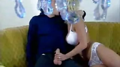 Một người đàn ông khốn xuất tinh vào miệng cô gái phim sex cha chong loan luan phụ nữ