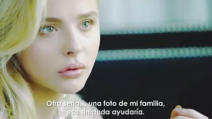 Các người đàn ông nhẹ nhàng vuốt ve người thanh lịch, tóc nâu, rồi sau đó phun miệng của xem phim nang dau cha chong mình với một chất lỏng