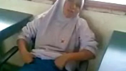 Cô gái dũng cảm cố gắng để gây gái ở trên giường với một người phimxet bo chong lang dau đàn ông