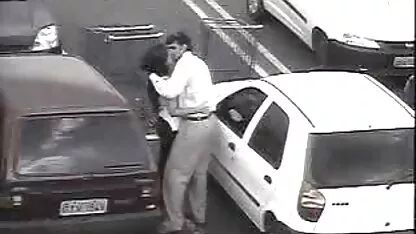 Những anh chàng giải thích bo chong nang dau thuyet minh một chặt con gà khe của một cô gái trẻ