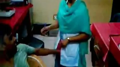 Những người xem phim set bo chong nan dau đàn ông hói cúi xuống một người phụ nữ là một gái điếm, và cho thấy ai là người đàn ông.