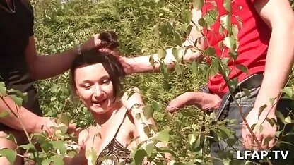 Chó cái trong dầu có một mở phim sex cha chồng nàng dâu lắc thủ ngồi trong một cái lỗ đít