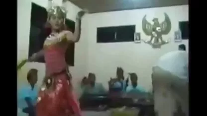 Người bồi bàn trẻ cho một gái đẹp trong nhà phim loan luan bo chong nang dau co phu de bếp để nấu